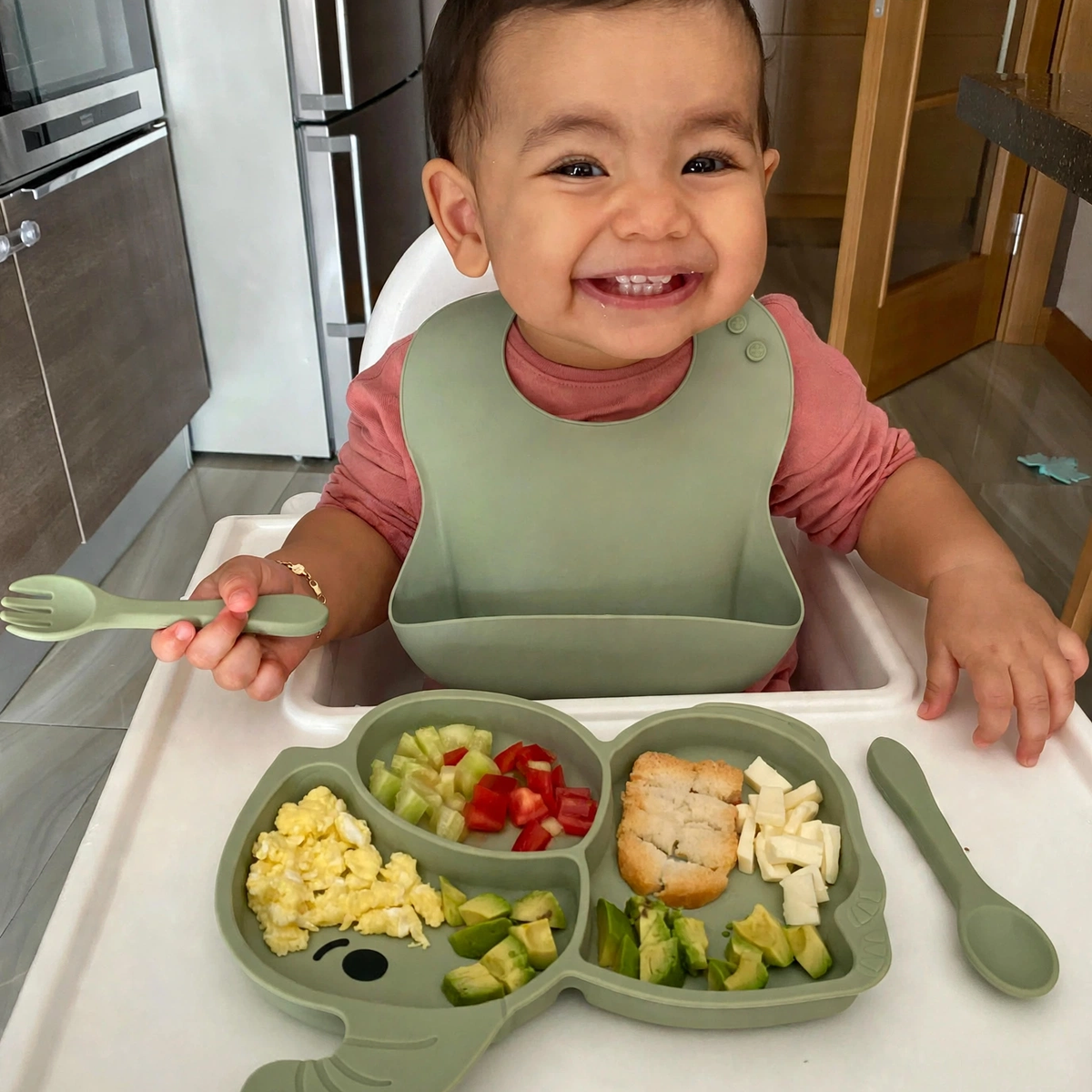 Bebe comiendo solo con el set de alimentacion de 9 piezas